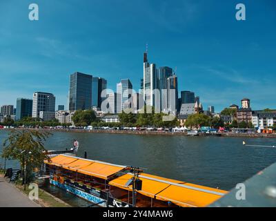 Francoforte, Hess, Germania - 2024, 23 luglio: Lo skyline di Francoforte, il giorno del festival del museo. Con il Main e le barche in una giornata di sole Foto Stock