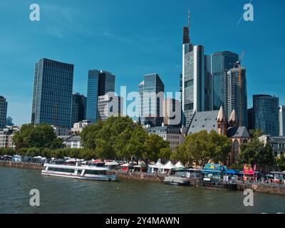 Francoforte, Hess, Germania - 2024, 23 luglio: Lo skyline di Francoforte, il giorno del festival del museo. Con il Main e le barche in una giornata di sole Foto Stock