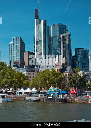 Francoforte, Hess, Germania - 2024, 23 luglio: Lo skyline di Francoforte, il giorno del festival del museo. Con il Main e le barche in una giornata di sole Foto Stock