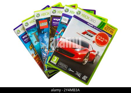 Un mucchio di giochi per Xbox 360 con il videogioco forza Motorsport 4 in cima isolato su sfondo bianco Foto Stock