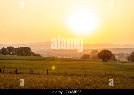 Abendstimmung im Taunus Blick auf die Landschaft bei Wehrheim im Licht der Abendsonne bei etwas getrübtem Himmel., Wehrheim Hessen Deutschland *** atmosfera serale nel Taunus Vista del paesaggio vicino a Wehrheim alla luce del sole serale con un cielo un po' nuvoloso , Wehrheim Assia Germania Foto Stock