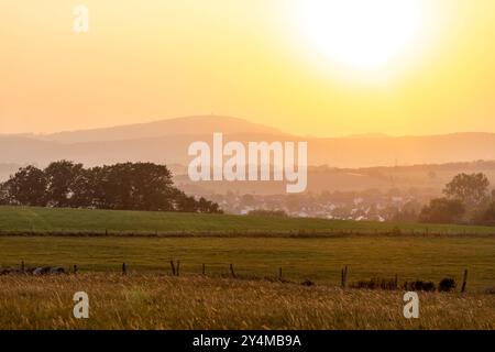 Abendstimmung im Taunus Blick auf die Landschaft bei Wehrheim im Licht der Abendsonne bei etwas getrübtem Himmel., Wehrheim Hessen Deutschland *** atmosfera serale nel Taunus Vista del paesaggio vicino a Wehrheim alla luce del sole serale con un cielo un po' nuvoloso , Wehrheim Assia Germania Foto Stock