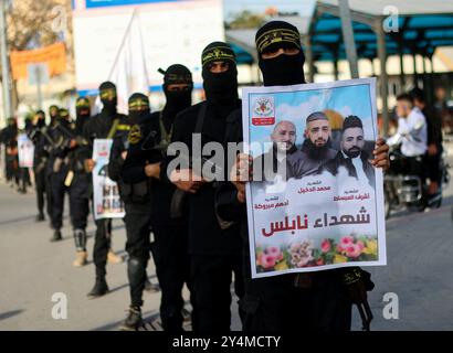 Khan Yunis, Striscia di Gaza, Palestina. 2 marzo 2023. I militanti delle Brigate di al-Quds, l'ala militare del movimento della Jihad islamica in Palestina, partecipano a una marcia militare nella città di Khan Yunis, nella striscia di Gaza meridionale. La marcia era stata organizzata dalla Jihad islamica palestinese in solidarietà con la Cisgiordania e contro la violenza degli ultimi coloni Foto Stock