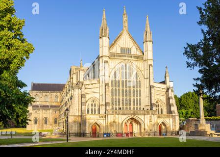 Cattedrale di Winchester alla luce della sera Winchester Hampshire Inghilterra Regno Unito Europa Foto Stock