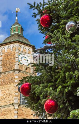 Decorazioni natalizie di fronte al municipio di Dusseldorf, Germania Foto Stock