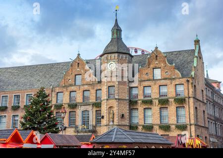 Mercatino di Natale sulla piazza di fronte al municipio di Dusseldorf, Germania Foto Stock