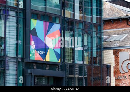 Leeds Inghilterra: 3 giugno 2024: Cartello esterno del Leeds City College all'ingresso dell'edificio Foto Stock