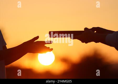 Cristiano che dà la Santa Bibbia come dono, concetto di evangelismo della chiesa che diffonde il Vangelo e l'amore di Gesù Cristo Foto Stock