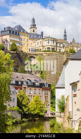 Centro storico sopra il quartiere Grund della città di Lussemburgo Foto Stock