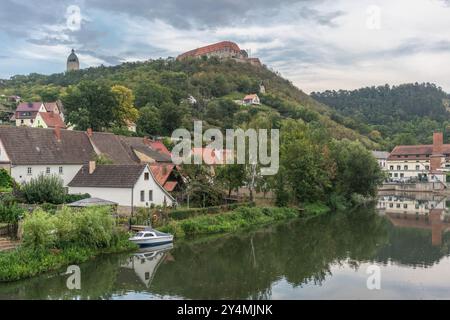 Vista panoramica sul fiume Unstrut e verso il castello di Neuenburg e bergfried a Friburgo, Burgenlandkreis in Sassonia Anhalt, Germania, Europa Foto Stock