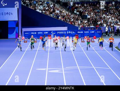 PARIGI, FRANCIA - 1 SETTEMBRE: Johannes Floors of germany (4.L) oltre 100 m di corsa durante la gara di atletica del Paris 2024 Summer Paralympic Game Foto Stock