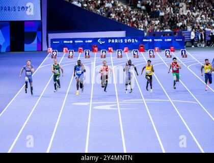 PARIGI, FRANCIA - 1 SETTEMBRE: Johannes Floors of germany (4.L) oltre 100 m di corsa durante la gara di atletica del Paris 2024 Summer Paralympic Game Foto Stock