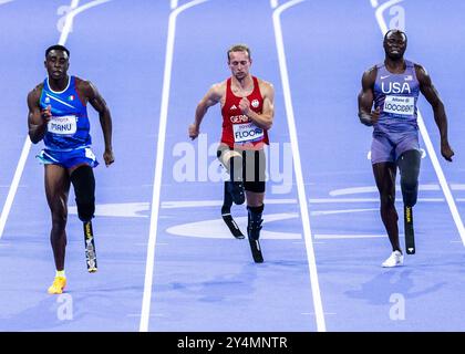 PARIGI, FRANCIA - 01 SETTEMBRE: Johannes Floors della germania (M) oltre 100 m di corsa durante la gara di atletica dei Giochi Paralimpici estivi di Parigi 2024 Foto Stock