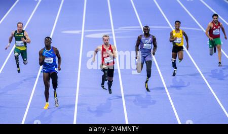 PARIGI, FRANCIA - 1 SETTEMBRE: Johannes Floors of germany (3.L) oltre 100 m di corsa durante la gara di atletica del Paris 2024 Summer Paralympic Game Foto Stock