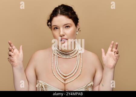 Una splendida modella Plus size mostra la sua bellezza adornata di perle, trasudando eleganza e fascino. Foto Stock