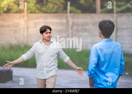 Uomini arrabbiati che cercano di iniziare una lotta. Una disputa tra uomini. Un tizio sfida qualcuno a duello. Foto Stock