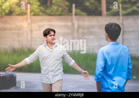 Uomini arrabbiati che cercano di iniziare una lotta. Una disputa tra uomini. Un tizio sfida qualcuno a duello. Foto Stock