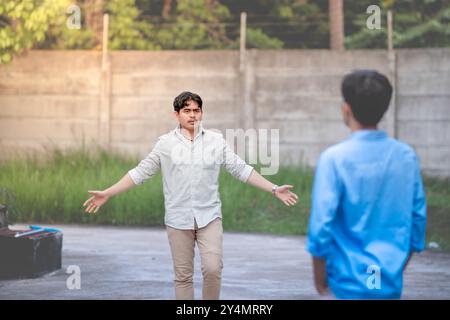 Uomini arrabbiati che cercano di iniziare una lotta. Una disputa tra uomini. Un tizio sfida qualcuno a duello. Foto Stock