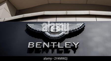 Minsk, Bielorussia, 19 settembre 2024 - insegna e logo Bentley sullo showroom dell'auto. Auto di lusso britannica Foto Stock