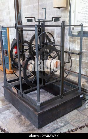 L'orologio medievale - uno degli orologi più antichi del mondo nella Cattedrale di Salisbury, Wiltshire, Inghilterra Foto Stock