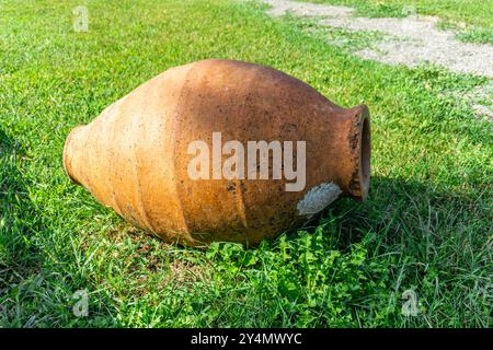 Piccolo Kvevri Qvevri Churi sull'erba - vaso in terracotta argilla utilizzato per la fermentazione, la conservazione e l'invecchiamento del vino tradizionale georgiano. Foto Stock