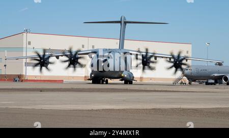 Un Airbus A400M Atlas dell'aeronautica militare belga taxi sulla linea di volo presso Travis Air Force base, California, 10 settembre 2024. Questa operazione faceva parte della F Foto Stock