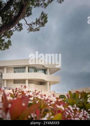 Los Angeles, USA - 30 marzo 2024: Facciata del Getty Center contro il cielo nuvoloso Foto Stock