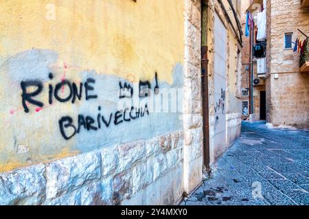 Graffiti che recitano "Rione Bari Vecchia" su un muro nel quartiere storico di Bari Vecchia, Bari, Italia Foto Stock