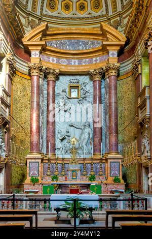 L'altare maggiore ornato della Chiesa di San Pantaleo e San Giuseppe Calasanzio a Roma, Italia, Foto Stock