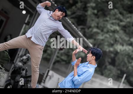 Risolvere un problema come gli uomini. Un tizio prende a pugni un altro uomo in faccia. lotta tra uomini Foto Stock