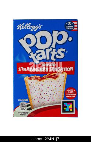 Kelloggs Pop Tarts Frosted Strawberry Sensation isolata su sfondo bianco - limatura di fragole e mele in una pasticceria smerigliata Foto Stock