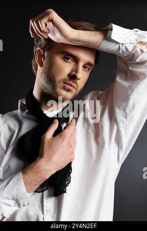 Un bell'abito con camicia bianca classica e sciarpa crea un look alla moda. Foto Stock