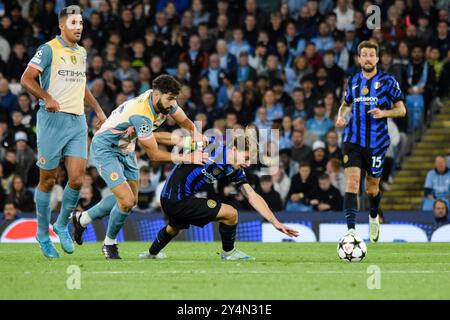 Manchester, Regno Unito. 18 settembre 2024. Tra il centrocampista del Milan Nicolo Barella (23) e il difensore del Manchester City Josko Gvardiol (24) durante la partita del Manchester City FC contro Inter Milan UEFA Champions League turno 1 all'Etihad Stadium, Manchester, Inghilterra, Regno Unito il 18 settembre 2024 Credit: Every Second Media/Alamy Live News Foto Stock