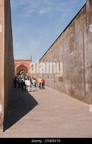 AGRA, UTTAR PRADESH / INDIA - 9 FEBBRAIO 2012: Inclinazione dalla porta di Amar singh nel forte di Agra. Foto Stock