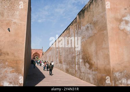 AGRA, UTTAR PRADESH / INDIA - 9 FEBBRAIO 2012: Inclinazione dalla porta di Amar singh nel forte di Agra. Foto Stock