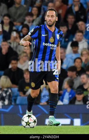 Manchester, Regno Unito. 18 settembre 2024. Inter Milan centrocampista Hakan Calhanoglu (20) durante la partita del Manchester City FC contro Inter Milan UEFA Champions League turno 1 all'Etihad Stadium di Manchester, Inghilterra, Regno Unito il 18 settembre 2024 credito: Every Second Media/Alamy Live News Foto Stock