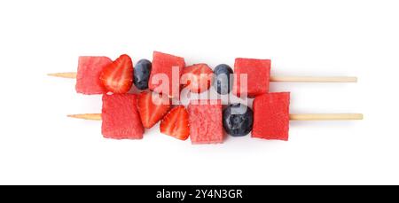 Spiedini con gustosi anguria, mirtilli e fragole isolate sul bianco, vista dall'alto Foto Stock