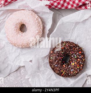 Set di gustose ciambelle color pastello alla moda estiva retrò Foto Stock