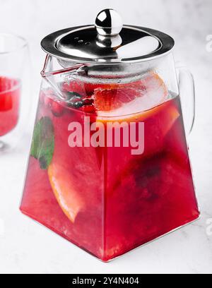 Punch frizzante di fragole, arancia e basilico, cocktail primaverile Foto Stock