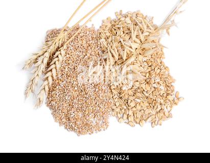 Semole di grano crudo, fiocchi d'avena e spikelets isolati sul bianco, vista dall'alto Foto Stock