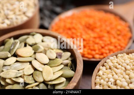 Diversi tipi di cereali, semi e legumi sulla tavola, primo piano Foto Stock