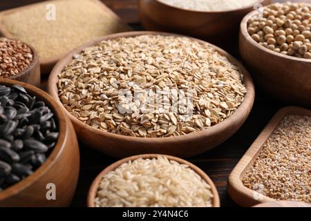 Diversi tipi di cereali, semi e legumi sulla tavola, primo piano Foto Stock