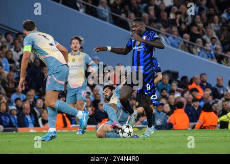 Manchester, Regno Unito. 18 settembre 2024. Il centrocampista del Manchester City Ilkay Gundogan (19) affronta l'attaccante dell'Inter Milan Marcus Thuram (9) durante la partita del Manchester City FC contro Inter Milan UEFA Champions League turno 1 all'Etihad Stadium di Manchester, Inghilterra, Regno Unito il 18 settembre 2024 Credit: Every Second Media/Alamy Live News Foto Stock