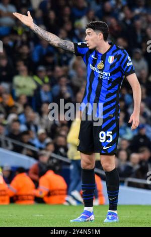 Manchester, Regno Unito. 18 settembre 2024. Il difensore dell'Inter Milan Alessandro bastoni (95) comunica con i compagni di squadra durante la partita del Manchester City FC contro Inter Milan UEFA Champions League turno 1 all'Etihad Stadium di Manchester, Inghilterra, Regno Unito il 18 settembre 2024 Credit: Every Second Media/Alamy Live News Foto Stock