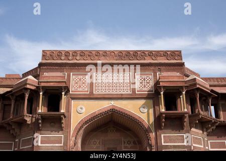 Agra, Uttar Pradesh / India - 9 febbraio 2012 : Dettagli del palazzo Jahangir nel forte di Agra. Foto Stock