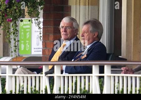 L'ex primo ministro del Regno Unito John Major (a sinistra) guarda l'azione durante il terzo giorno del Vitality County Championship match al Kia Oval di Londra. Data foto: Giovedì 19 settembre 2024. Foto Stock