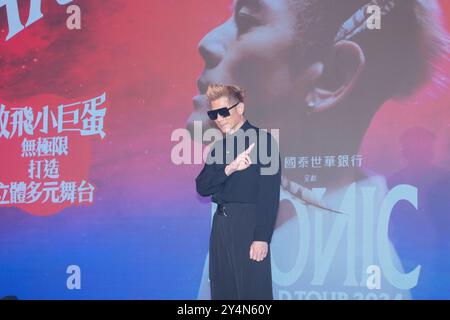 Aaron Kwok del cantante di Hong Kong posa con i fan per promuovere il concerto "ICONICO" durante una conferenza stampa a Taipei il 19 settembre 2024. Foto Stock