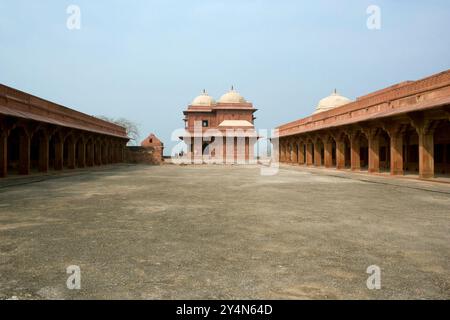 Agra, Uttar Pradesh / India - 7 febbraio 2012 : una vista architettonica del palazzo di Birbal vicino alla scuderia di Akbar nel cortile del Jodhabai Foto Stock