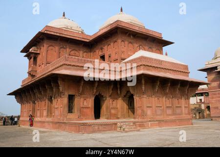 Agra, Uttar Pradesh / India - 7 febbraio 2012 : una vista architettonica del palazzo di Birbal nel cortile del palazzo di Jodhabai a Fatehpur si Foto Stock