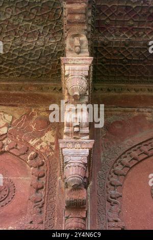 Agra, Uttar Pradesh / India - 7 febbraio 2012 : Un muro splendidamente intagliato e i brackates del palazzo Birbal nel palazzo Jodhabai a Fatehpur Sikri. Foto Stock